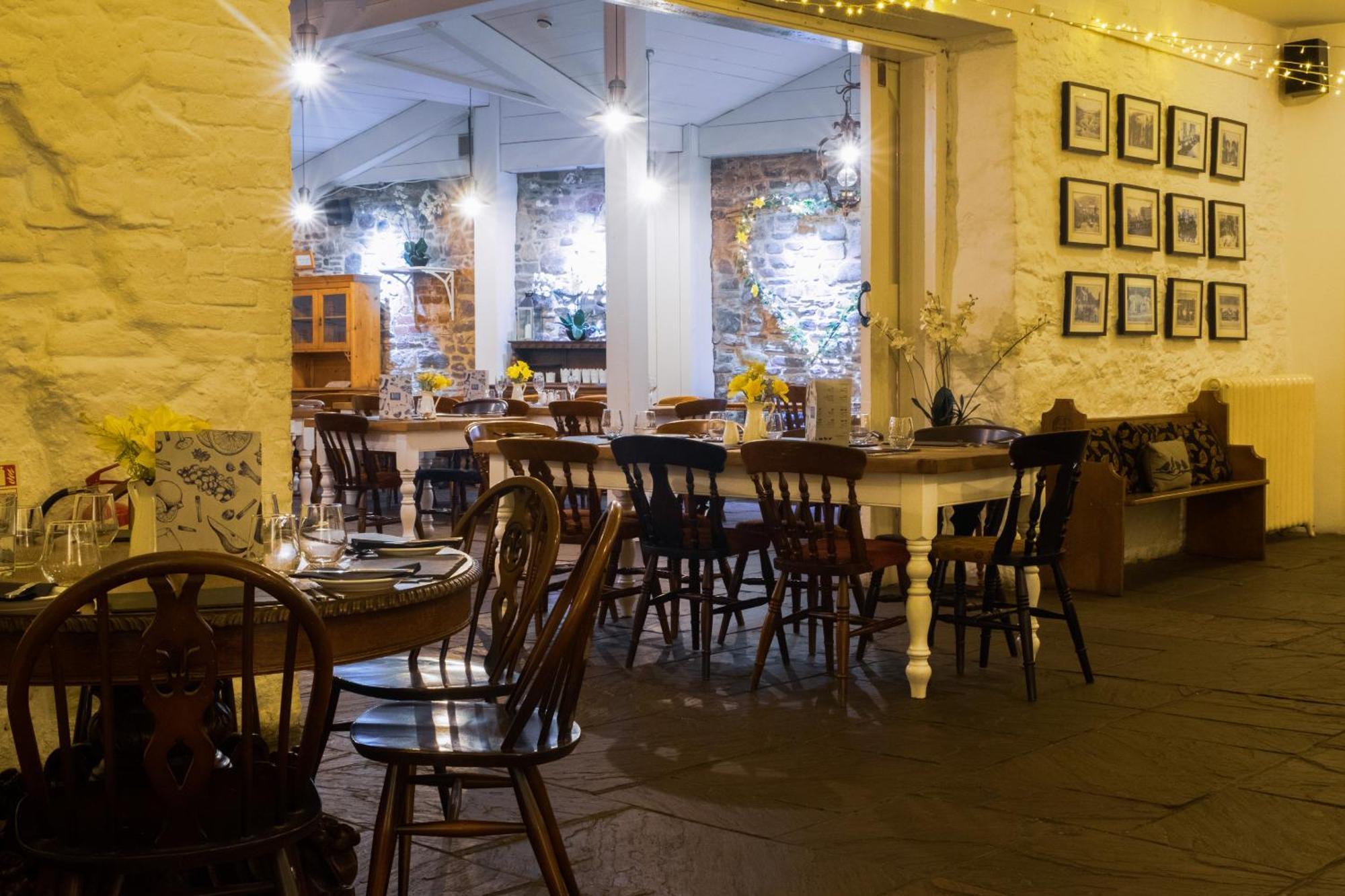 Kings Arms Hotel Abergavenny Ngoại thất bức ảnh