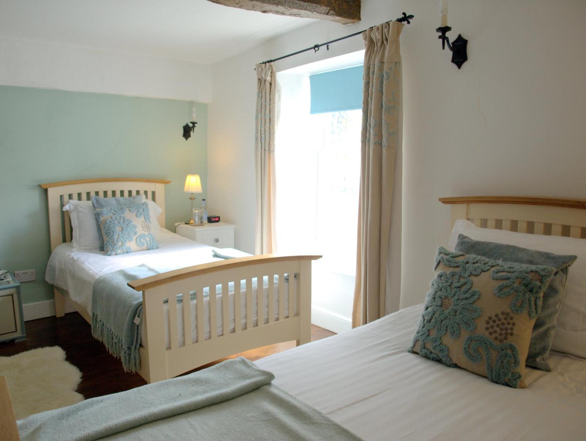 Kings Arms Hotel Abergavenny Ngoại thất bức ảnh