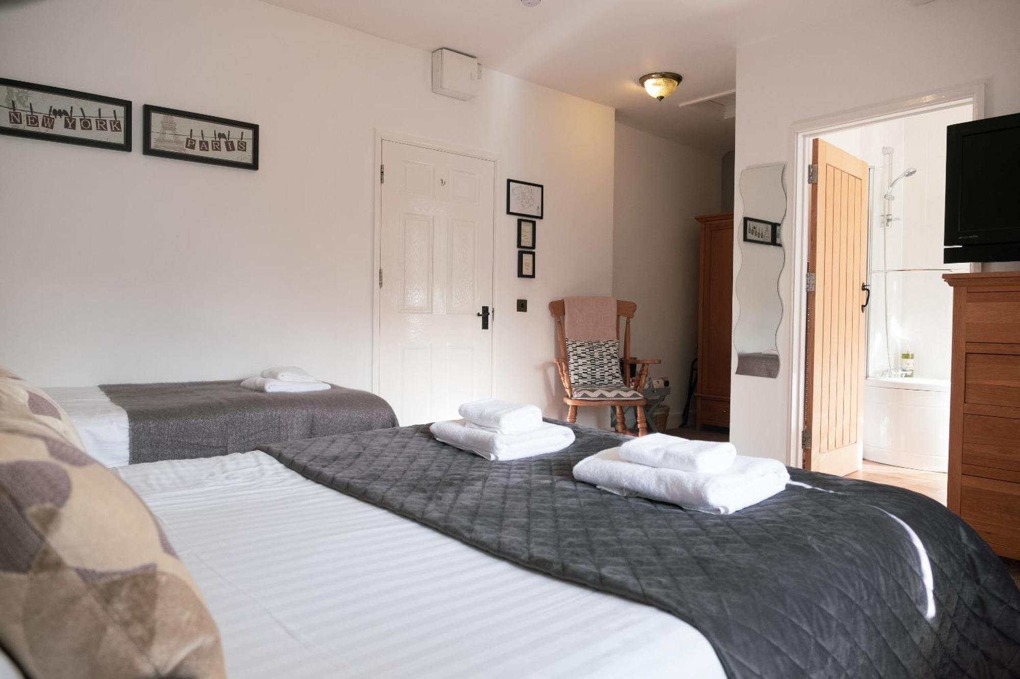 Kings Arms Hotel Abergavenny Ngoại thất bức ảnh