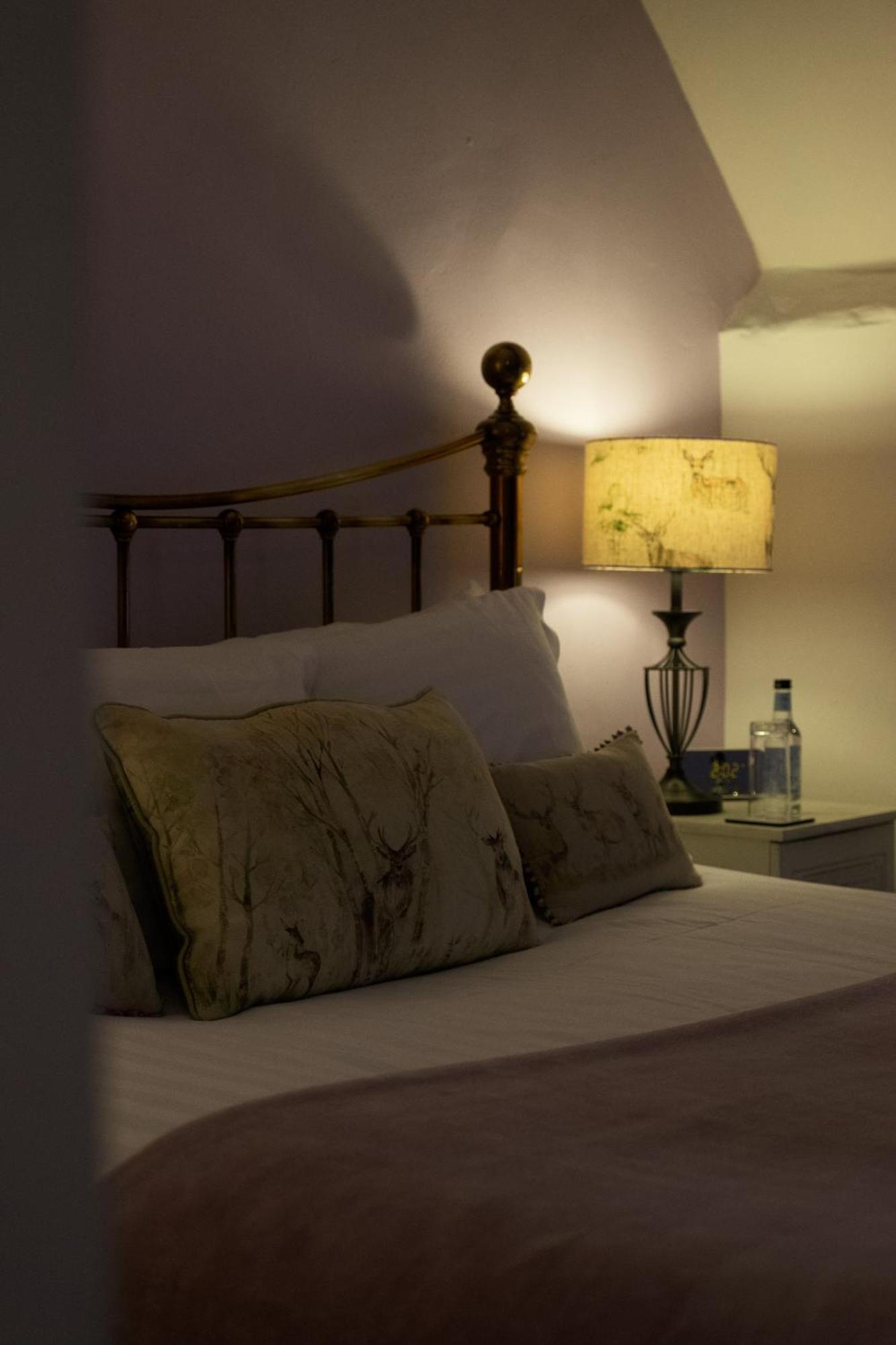 Kings Arms Hotel Abergavenny Ngoại thất bức ảnh